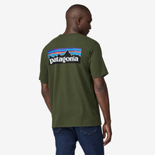 Carica l'immagine nel visualizzatore di Gallery, PATAGONIA t-shirt uomo mod. 38054 P-6 Logo Responsibili-Tee col. TORREY PINE GREEN
