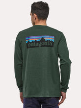 Carica l&#39;immagine nel visualizzatore di Gallery, Patagonia Men&#39;s Long-Sleeved P-6 Logo Responsibilit-Tee T-shirt manica lunga in cotone Green

