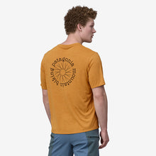 Carica l&#39;immagine nel visualizzatore di Gallery, PATAGONIA Men&#39;s Capilene® Cool Daily Graphic Shirt - LandsShirt Tecnica da UomoPufferfish Gold X-Dye
