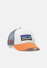 Carica l&#39;immagine nel visualizzatore di Gallery, PATAGONIA P-6 LOGO LOPRO TRUCKER HAT Cappellino con visiera cod. 38283
