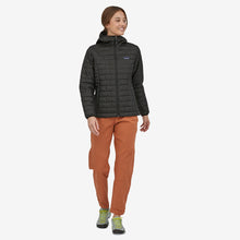 Carica l&#39;immagine nel visualizzatore di Gallery, Patagonia Women&#39;s Nano Puff® Hoody Piumino leggero nero
