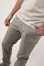 Carica l'immagine nel visualizzatore di Gallery, ECOALF Pantaloni Ethiwin cod. MCMGAPAETHIW0753S26 col. DUNE
