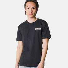 Carica l'immagine nel visualizzatore di Gallery, Napapijri T-Shirt a Maniche Corte S-KASBA col. BLACK NP0A4HQQ0411
