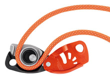 Carica l'immagine nel visualizzatore di Gallery, PETZL Assicuratore con bloccaggio assistito NEOX art. D016AA col. ORANGE
