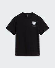 Carica l'immagine nel visualizzatore di Gallery, THE NORTH FACE T-shirt Apex ’75 Collage Relaxed da uomo art. NF0A8H5K col. BLACK
