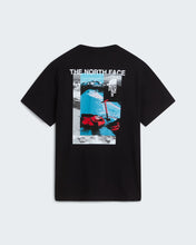 Carica l'immagine nel visualizzatore di Gallery, THE NORTH FACE T-shirt Apex ’75 Collage Relaxed da uomo art. NF0A8H5K col. BLACK
