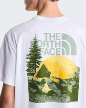Carica l'immagine nel visualizzatore di Gallery, THE NORTH FACE T-shirt Pitch A Tent Relaxed da uomo art. NF0A8H59 col. TNF White
