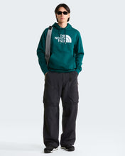 Carica l'immagine nel visualizzatore di Gallery, Felpa con cappuccio TNF™ Essential Drew Peak Regular da uomo art. NF0A8FDA col. Pacific Teal
