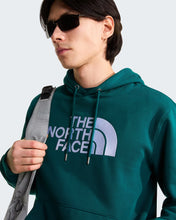 Carica l'immagine nel visualizzatore di Gallery, Felpa con cappuccio TNF™ Essential Drew Peak Regular da uomo art. NF0A8FDA col. Pacific Teal
