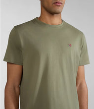 Carica l'immagine nel visualizzatore di Gallery, Napapijri T-Shirt a Maniche Corte Salis SS SUM col. GREEN LICHEN NP0A4H8DGAE1

