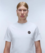 Carica l&#39;immagine nel visualizzatore di Gallery, NAPAPIJRI T-Shirt a Maniche Corte S-Badge SS col. NA4I3N
