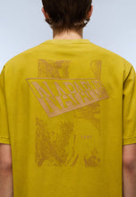 Carica l'immagine nel visualizzatore di Gallery, NAPAPIJRI T-Shirt a Maniche Corte mod. S-Aren SS cod. NP0A88SY1O1 col. GOLD FLAKE Y10
