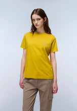 Carica l'immagine nel visualizzatore di Gallery, NAPAPIJRI T-Shirt a Maniche Corte mod. S-Fedaia SS W cod. NP0A88XOY1O col. GOLD FLAKE
