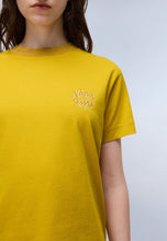 Carica l'immagine nel visualizzatore di Gallery, NAPAPIJRI T-Shirt a Maniche Corte mod. S-Fedaia SS W cod. NP0A88XOY1O col. GOLD FLAKE
