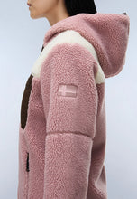 Carica l'immagine nel visualizzatore di Gallery, NAPAPIJRI Felpa in Pile con Cappuccio e Zip mod. YUPIK OG H W 1  col. PINK WOODROSE
