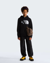 Carica l'immagine nel visualizzatore di Gallery, THE NORTH FACE Felpa con cappuccio TNF™ Essential Drew Peak da ragazzi art. NF0A8H3YG6E col. TNF Black
