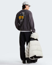 Carica l'immagine nel visualizzatore di Gallery, THE NORTH FACE Felpa Gear Up Get Out con grafica unisex art.  NF0A8JB5 col. Anthracite Grey
