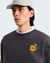 Carica l'immagine nel visualizzatore di Gallery, THE NORTH FACE Felpa Gear Up Get Out con grafica unisex art.  NF0A8JB5 col. Anthracite Grey
