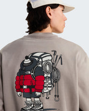 Carica l'immagine nel visualizzatore di Gallery, THE NORTH FACE Felpa Gear Up Get Out con grafica unisex art.  NF0A8JB5 col. Stone Slab
