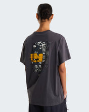Carica l'immagine nel visualizzatore di Gallery, THE NORTH FACE T-shirt Gear Up Get Out Graphic unisex art. NF0A8JB4RHI col. Anthracite Grey
