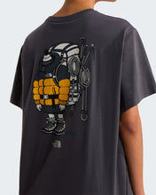 Carica l'immagine nel visualizzatore di Gallery, THE NORTH FACE T-shirt Gear Up Get Out Graphic unisex art. NF0A8JB4RHI col. Anthracite Grey
