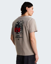 Carica l'immagine nel visualizzatore di Gallery, THE NORTH FACE T-shirt Gear Up Get Out Graphic unisex art. NF0A8JB42MB col. Stone Slab
