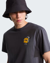 Carica l'immagine nel visualizzatore di Gallery, THE NORTH FACE T-shirt Gear Up Get Out Graphic unisex art. NF0A8JB4RHI col. Anthracite Grey
