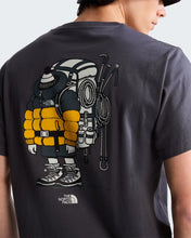 Carica l'immagine nel visualizzatore di Gallery, THE NORTH FACE T-shirt Gear Up Get Out Graphic unisex art. NF0A8JB4RHI col. Anthracite Grey
