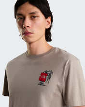 Carica l'immagine nel visualizzatore di Gallery, THE NORTH FACE T-shirt Gear Up Get Out Graphic unisex art. NF0A8JB42MB col. Stone Slab
