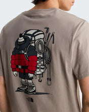 Carica l'immagine nel visualizzatore di Gallery, THE NORTH FACE T-shirt Gear Up Get Out Graphic unisex art. NF0A8JB42MB col. Stone Slab
