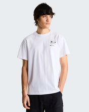 Carica l'immagine nel visualizzatore di Gallery, T-shirt Opposites Attract Relaxed con grafica unisex art. NF0A8JAN col. TNF White
