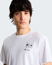 Carica l'immagine nel visualizzatore di Gallery, T-shirt Opposites Attract Relaxed con grafica unisex art. NF0A8JAN col. TNF White

