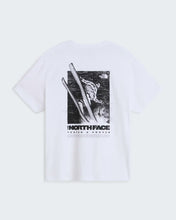 Carica l'immagine nel visualizzatore di Gallery, THE NORTH FACE T-shirt Tested And Proven Relaxed unisex art.  NF0A8H6C col. TNF White
