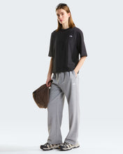 Carica l'immagine nel visualizzatore di Gallery, THE NORTH FACE T-shirt TNF™ Essential Simple Dome Boxy Relaxed da donna art.  NF0A8H71
