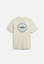 Carica l'immagine nel visualizzatore di Gallery, Napapijri Maglietta Manica Corta Girocollo Hill back print t-shirt in off white
