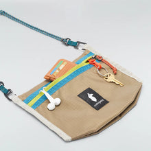 Carica l'immagine nel visualizzatore di Gallery, Cotopaxi Borsa a tracolla leggera mod. Lista 2L Cada Dia
