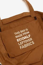 Carica l&#39;immagine nel visualizzatore di Gallery, Ecoalf iconica borsa Pacho con il claim Because There Is No Planet B® - diversi colori
