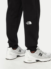 Carica l'immagine nel visualizzatore di Gallery, THE NORTH FACE Joggers Box Half Dome Regular Tapered da uomo art.  NF0A8JB0JK3 col. TNF BLACK
