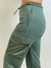 Carica l&#39;immagine nel visualizzatore di Gallery, HINNOMINATE Pantalone Cargo Iin Modal col. Muschio cod. HMABW01451
