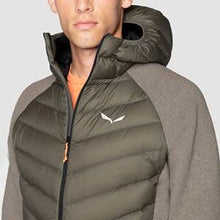 Carica l&#39;immagine nel visualizzatore di Gallery, SALEWA Giacche marca modello FANES SARNER/RDSDWN M HYB JKT.
