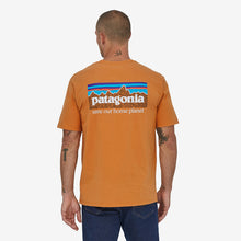 Carica l&#39;immagine nel visualizzatore di Gallery, Patagonia Men&#39;s P-6 Mission Organic T-Shirt Uomo Arancione Cloudberry Orange
