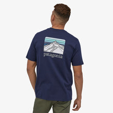 Carica l&#39;immagine nel visualizzatore di Gallery, Patagonia Men&#39;s Line Logo Ridge Pocket Responsibili-Tee T-shirt Uomo con taschino e logo Blu Navy

