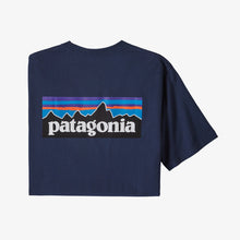 Carica l&#39;immagine nel visualizzatore di Gallery, Patagonia Men&#39;s P-6 Logo Pocket Responsibili-Tee T-shirt uomo con taschino e logo dietro Blu Navy
