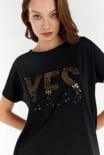 Carica l&#39;immagine nel visualizzatore di Gallery, FREDDY - T-Shirt Comfort Nera con Grande Ricamo Yes in Paillettes
