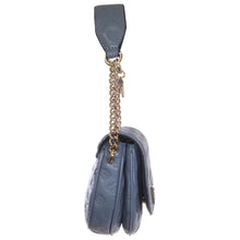 Carica l&#39;immagine nel visualizzatore di Gallery, GUESS La Femme Flap Borsa a tracolla
