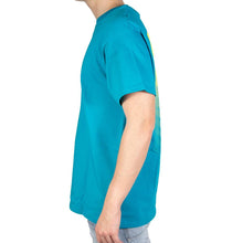 Carica l&#39;immagine nel visualizzatore di Gallery, PROPAGANDA T-Shirt Ribs Uomo Turchese Girocollo Maxi Stampa con Logo sul Retro
