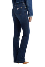 Carica l&#39;immagine nel visualizzatore di Gallery, Guess Jeans Bootcut Vita Media, Modello 5 Tasche con Chiusura Frontale Zip e Bottone. Lunghezza 32: Lunghezza Interno Gamba (Circa) 32 in. / 81,3 cm. Modello: Sexy Boot in Tessuto Stretching e
