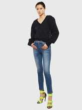 Carica l&#39;immagine nel visualizzatore di Gallery, Diesel Babhila 069JQ Jeans Slim con Vita Regolare in Denim Stretch dal Lavaggio Blu Medio con Delicate baffature ed Effetti sfumati.
