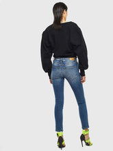 Carica l&#39;immagine nel visualizzatore di Gallery, Diesel Babhila 069JQ Jeans Slim con Vita Regolare in Denim Stretch dal Lavaggio Blu Medio con Delicate baffature ed Effetti sfumati.
