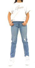 Carica l&#39;immagine nel visualizzatore di Gallery, Guess Jeans Chiaro Cinque Tasche con Logo Parte Posteriore.Chiusura Jeans con Zip e Bottone
